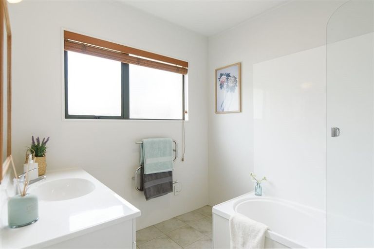 Photo of property in 33 Zefiro Drive, Massey, Auckland, 0614