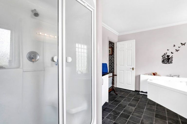 Photo of property in 30 Messenger Terrace, Oakura, 4314