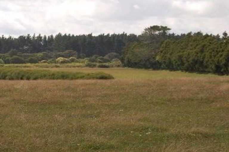 Photo of property in 749 Waitakere Road, Kumeu, 0891