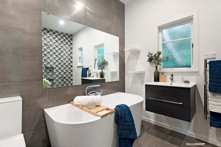 Photo of property in 54 Moana Road, Kelburn, Wellington, 6012