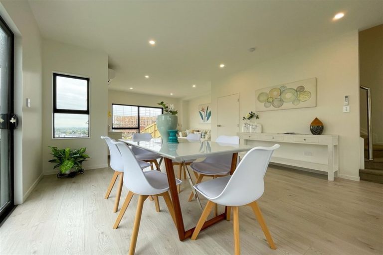 Photo of property in 25b Crestview Rise, Papakura, 2110