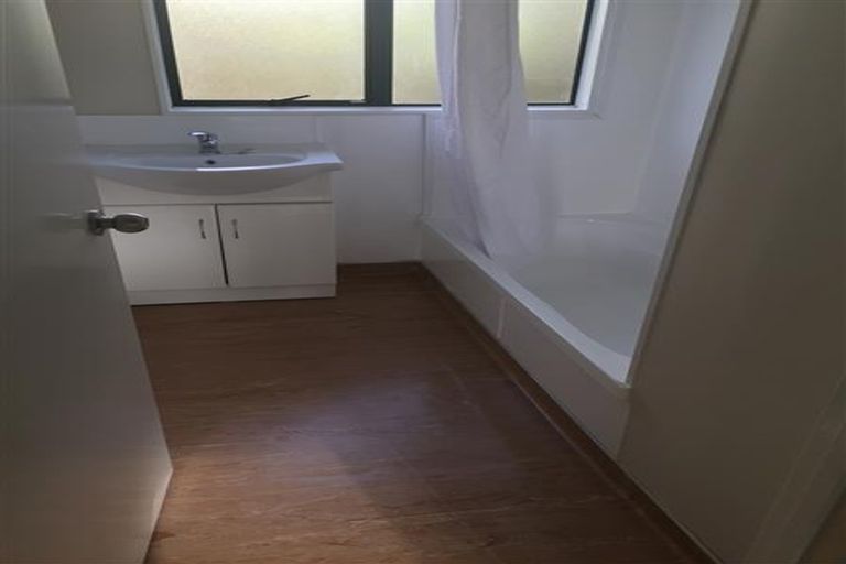 Photo of property in 15 Aldern Road, Massey, Auckland, 0614