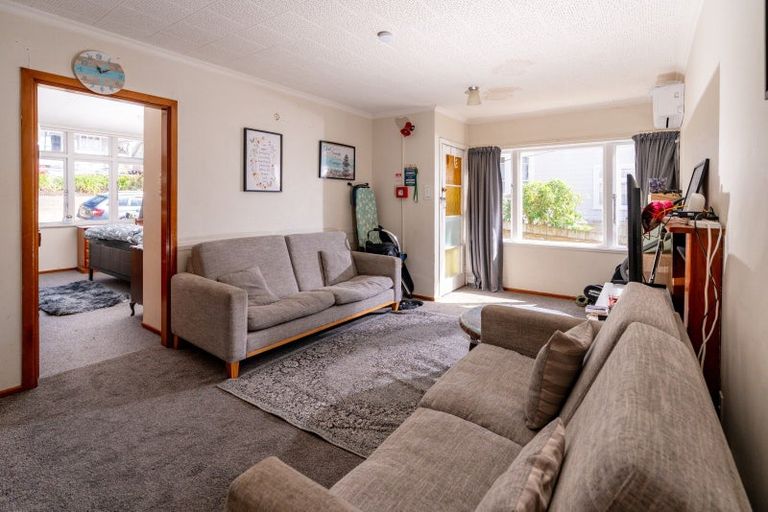 Photo of property in 87 Queens Drive, Lyall Bay, Wellington, 6022