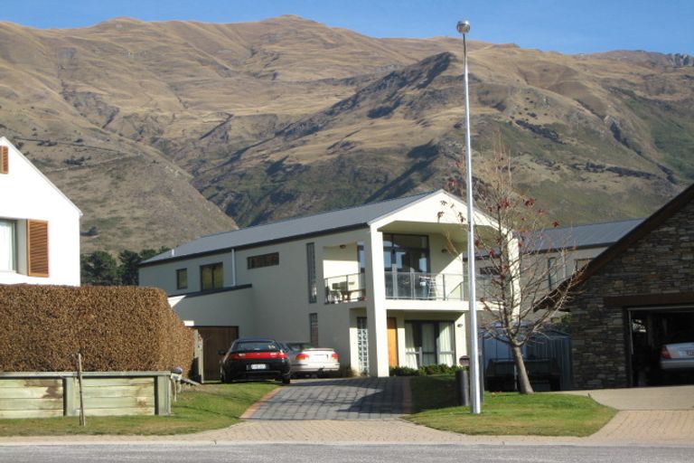 Photo of property in 10 Meadowbrook Place, Wanaka, 9305