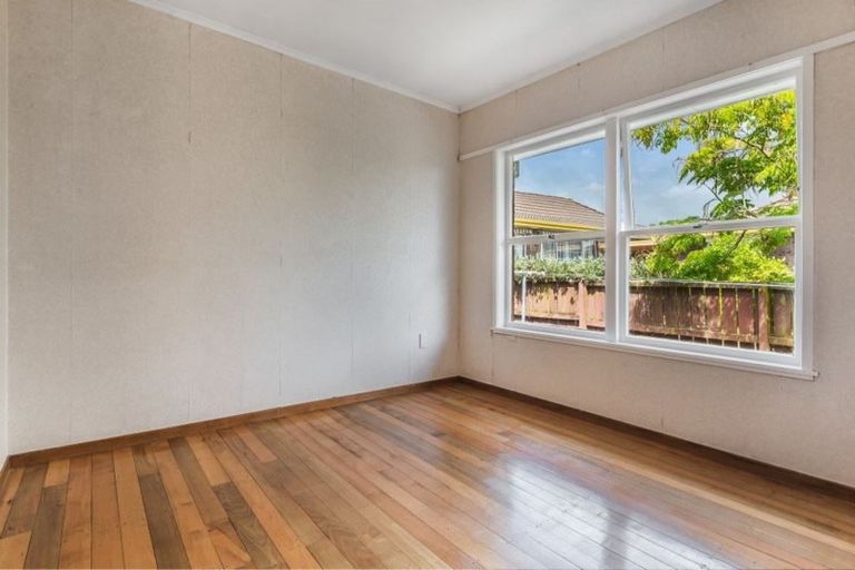 Photo of property in 2/18 Shakespeare Road, Milford, Auckland, 0620