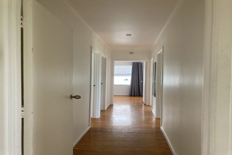 Photo of property in 41 Royal View Road, Te Atatu South, Auckland, 0610