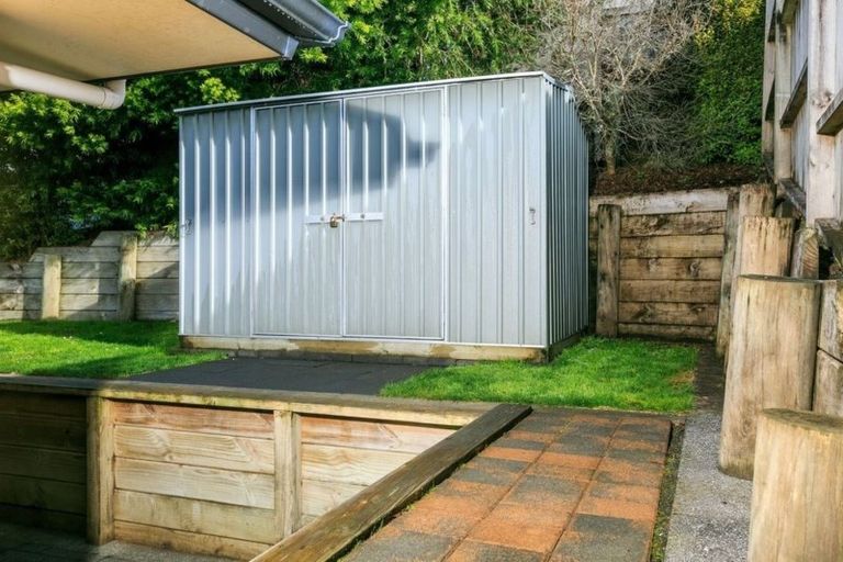 Photo of property in 21 Nottingham Place, Northcross, Auckland, 0630