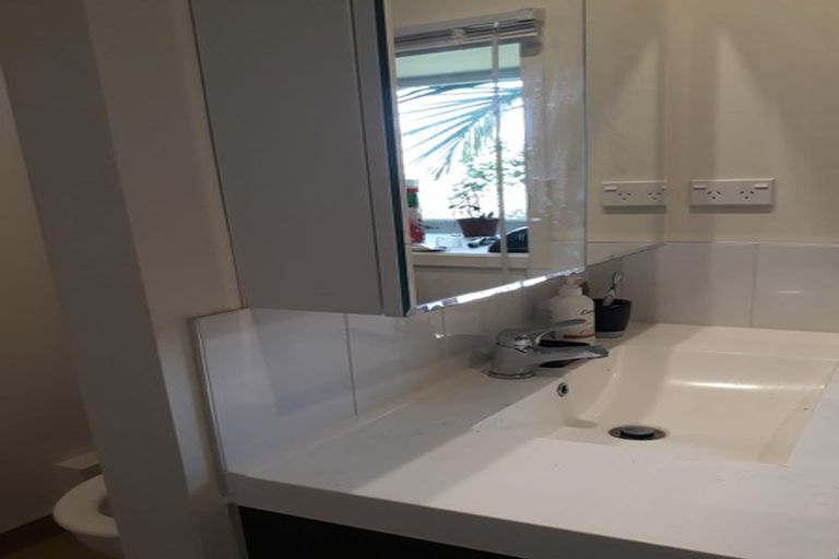 Photo of property in 20 Fowler Street, Northcote, Auckland, 0627