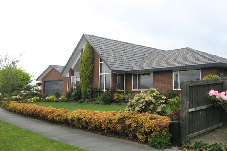 Photo of property in 19 Farnswood Place, Redwood, Christchurch, 8051