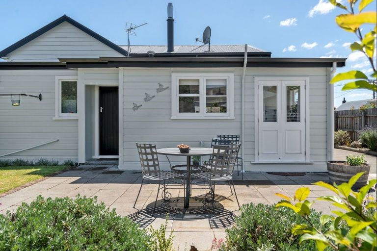 Photo of property in 2 Seddon Street, Carterton, 5713