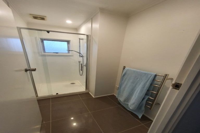 Photo of property in 2/42 Knightsbridge Drive, Forrest Hill, Auckland, 0620