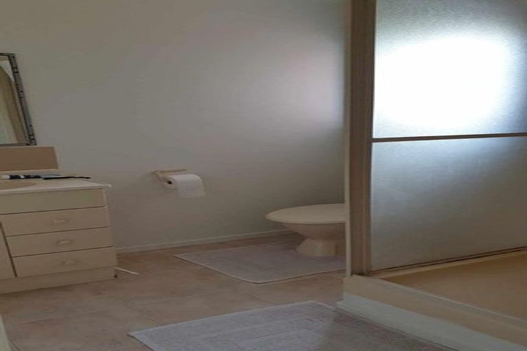 Photo of property in 7 St Lucia Place, Unsworth Heights, Auckland, 0632