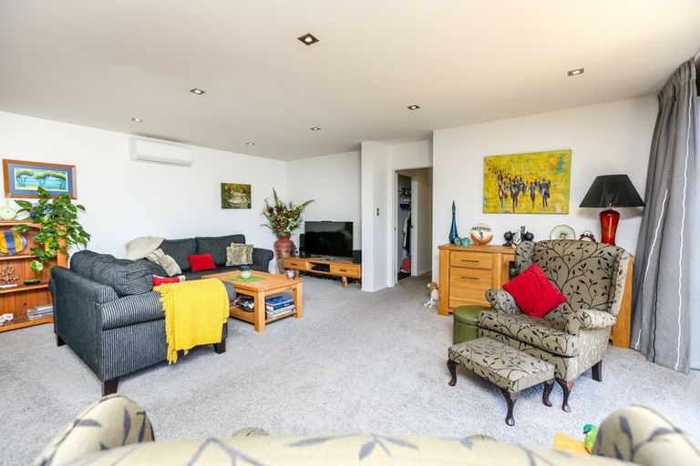 Photo of property in 14 Nursery Place, Westown, New Plymouth, 4310