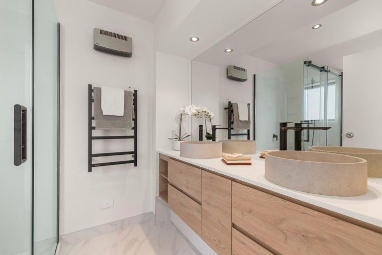 Photo of property in 8 Elizabeth Place, Kelvin Heights, Queenstown, 9300