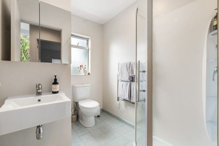 Photo of property in 49a Onewa Road, Northcote, Auckland, 0627