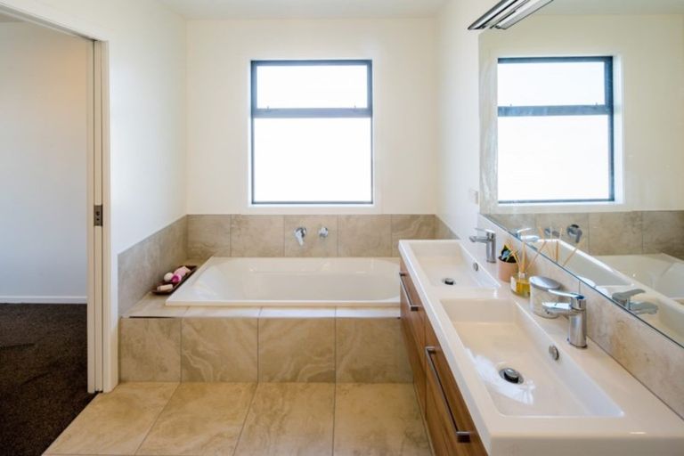 Photo of property in 22 Cromwell Point, Newlands, Wellington, 6037