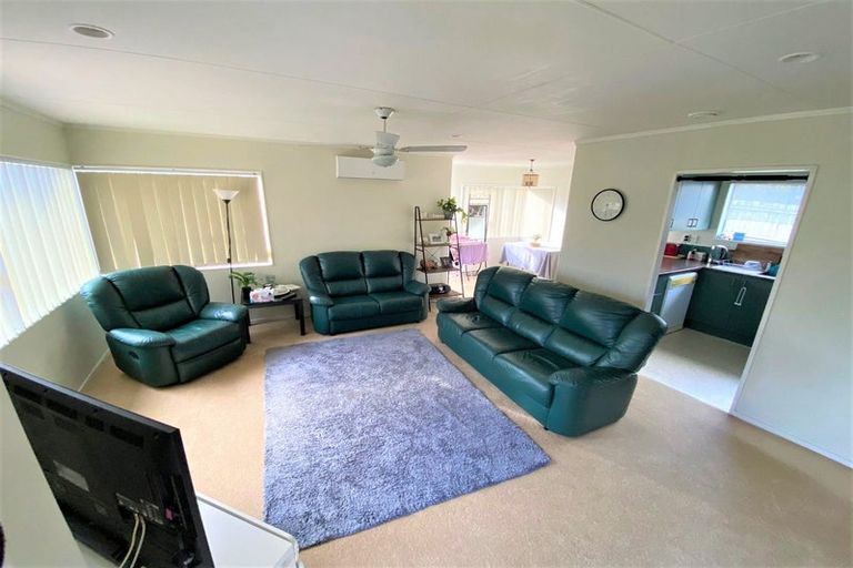 Photo of property in 5 Buisson Glade, West Harbour, Auckland, 0618