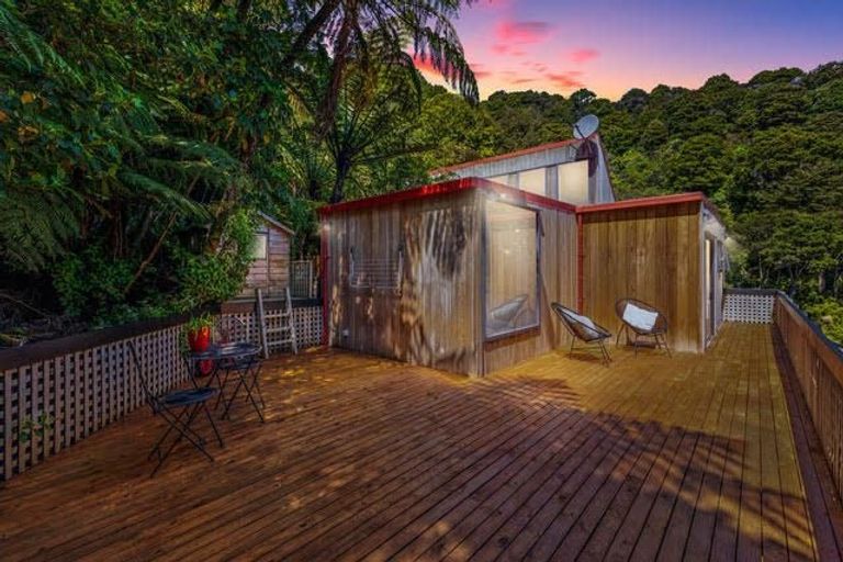 Photo of property in 3 Whiorau Grove, Lowry Bay, Lower Hutt, 5013