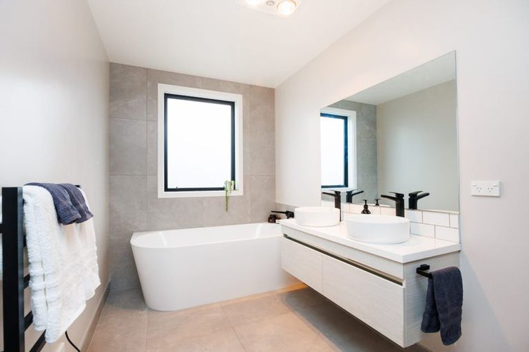 Photo of property in 4 Sardinia Grove, Fitzherbert, Palmerston North, 4410