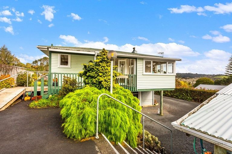 Photo of property in 14 Pine Avenue, Henderson, Auckland, 0612