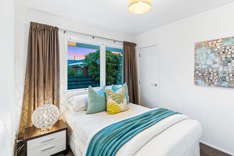 Photo of property in 2/40 James Evans Drive, Northcote, Auckland, 0627