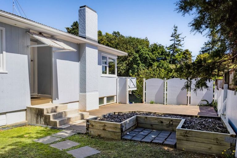 Photo of property in 37 Awanui Street, Merrilands, New Plymouth, 4312