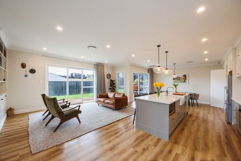 Photo of property in 44 Vaucluse Heights, Fitzherbert, Palmerston North, 4410