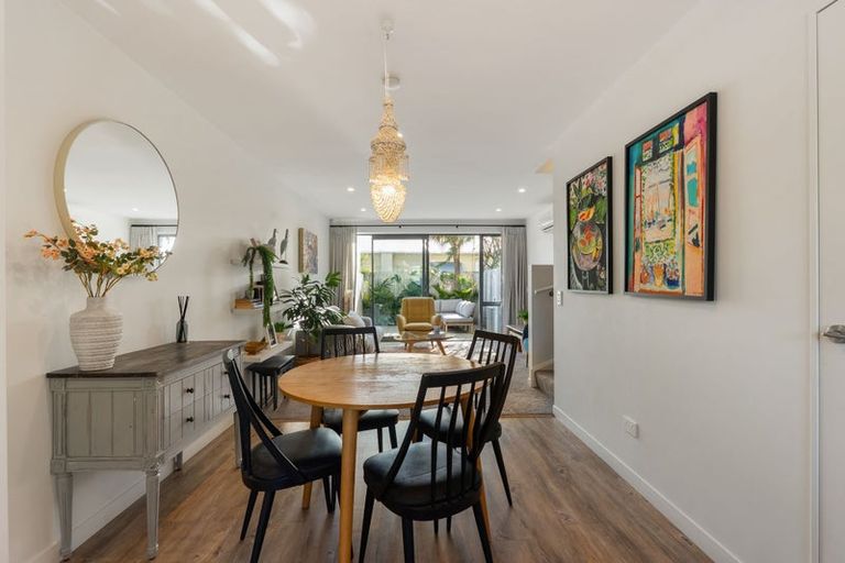 Photo of property in 2/2 Stone Street, Miramar, Wellington, 6022