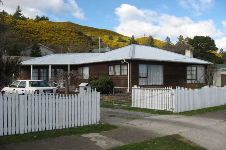 Photo of property in 31 Peel Place, Wainuiomata, Lower Hutt, 5014