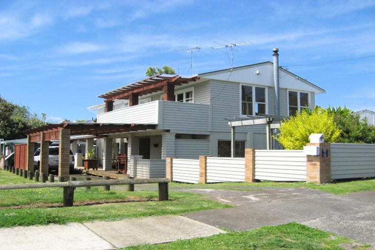 Photo of property in 15 Koru Street, Mangere Bridge, Auckland, 2022
