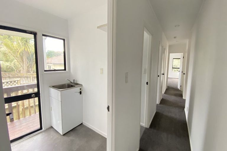 Photo of property in 81 Totaravale Drive, Totara Vale, Auckland, 0629