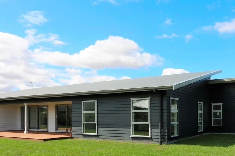 Photo of property in 11 Tararua Crescent, Carterton, 5713