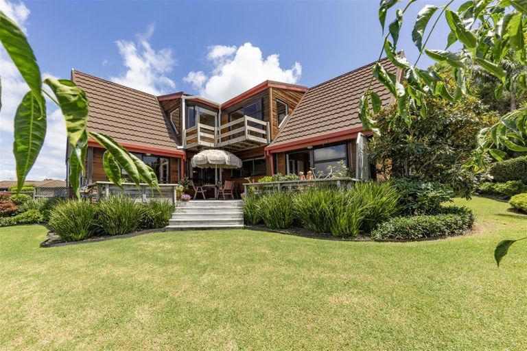 Photo of property in 20 Bernleigh Terrace, West Harbour, Auckland, 0618