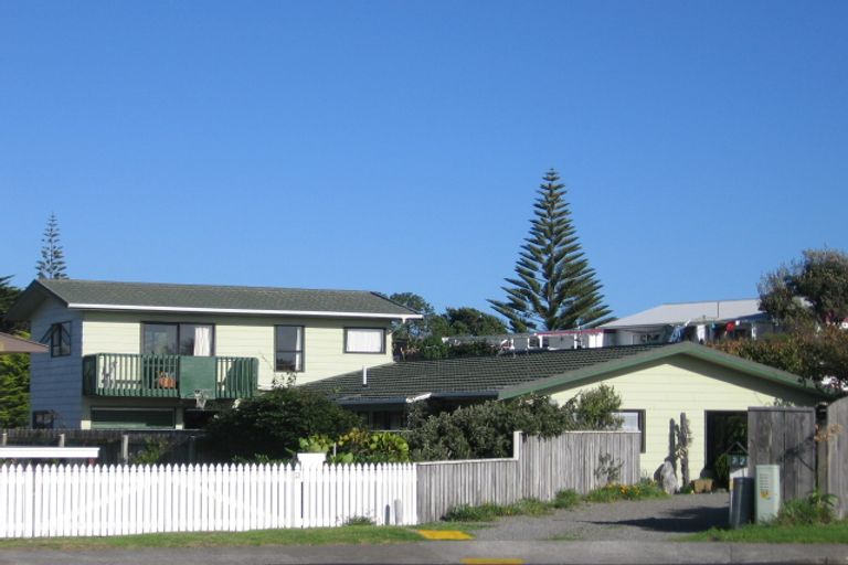 Photo of property in 22 Adrian Grove, Waikanae Beach, Waikanae, 5036