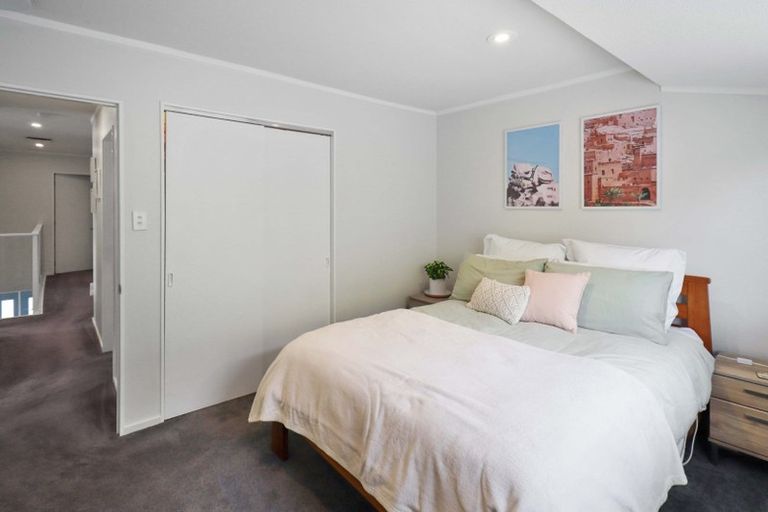 Photo of property in 6 Meadowcroft Grove, Johnsonville, Wellington, 6037