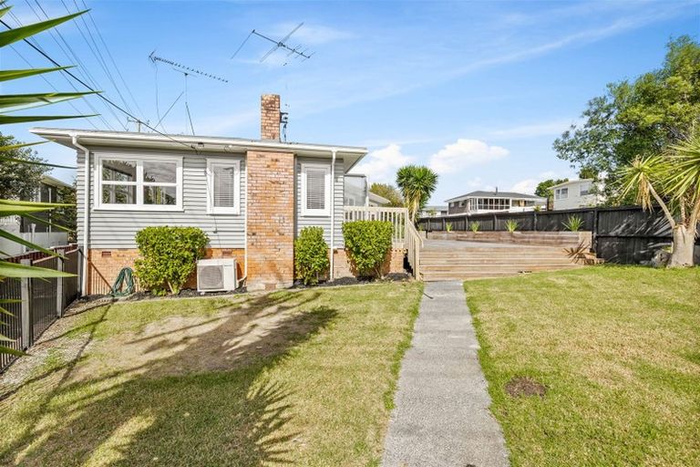 Photo of property in 2 Talavera Place, Te Atatu South, Auckland, 0602