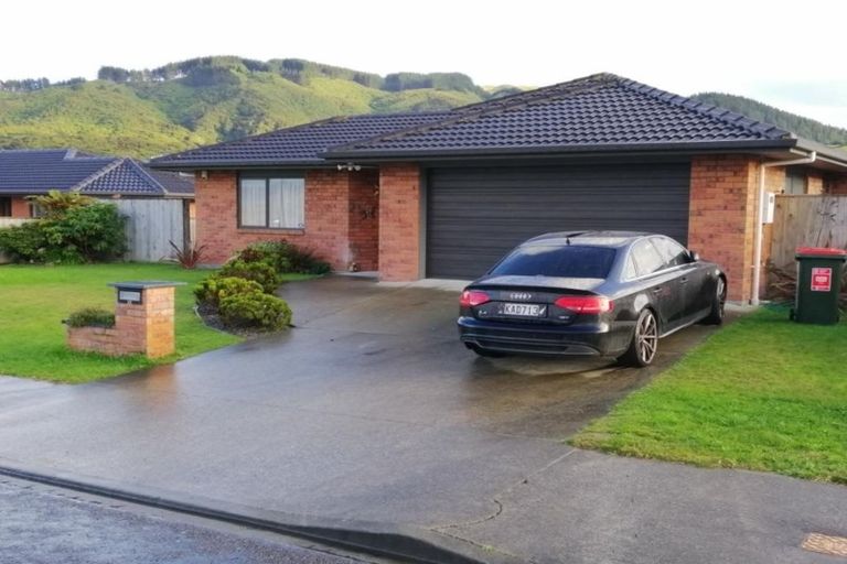Photo of property in 22 Percy Kinsman Crescent, Riverstone Terraces, Upper Hutt, 5018