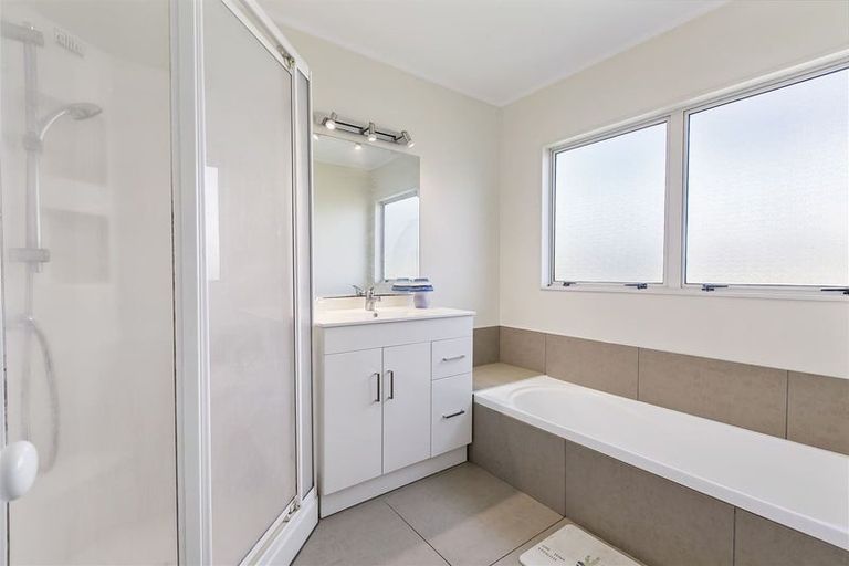 Photo of property in 2/20 Penruddocke Road, Half Moon Bay, Auckland, 2012