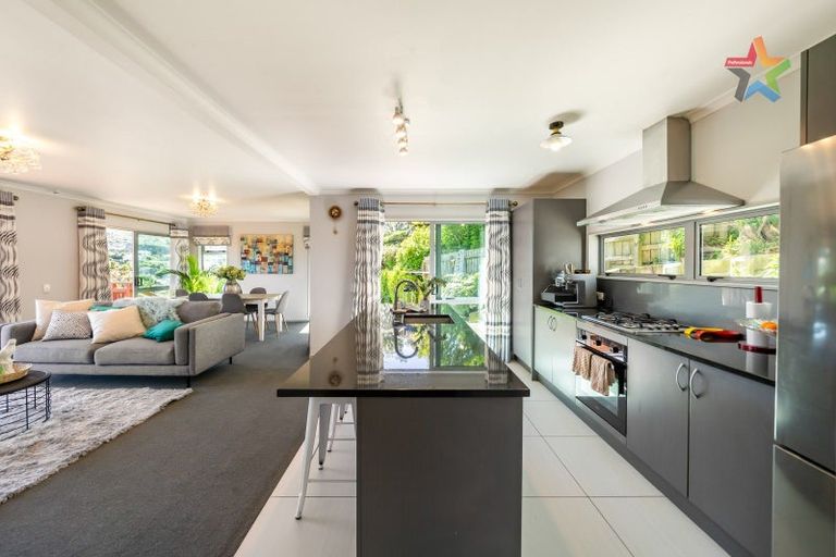 Photo of property in 18 Cresswell Place, Johnsonville, Wellington, 6037