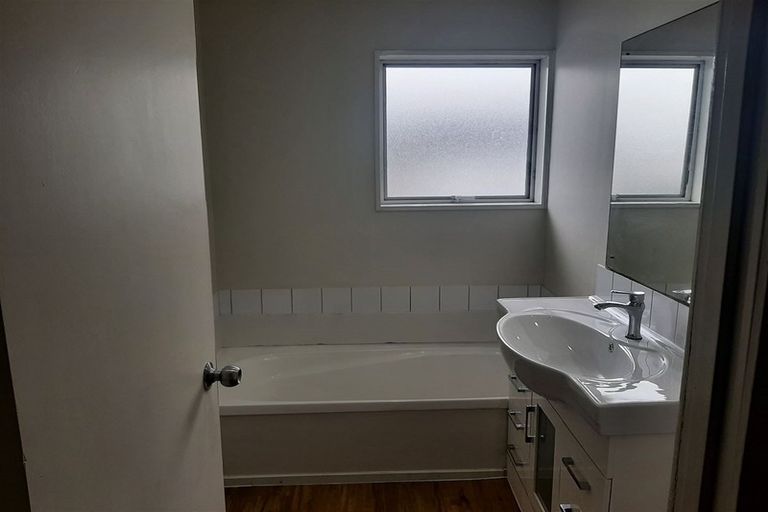 Photo of property in 2/22 Moncrieff Avenue, Clendon Park, Auckland, 2103