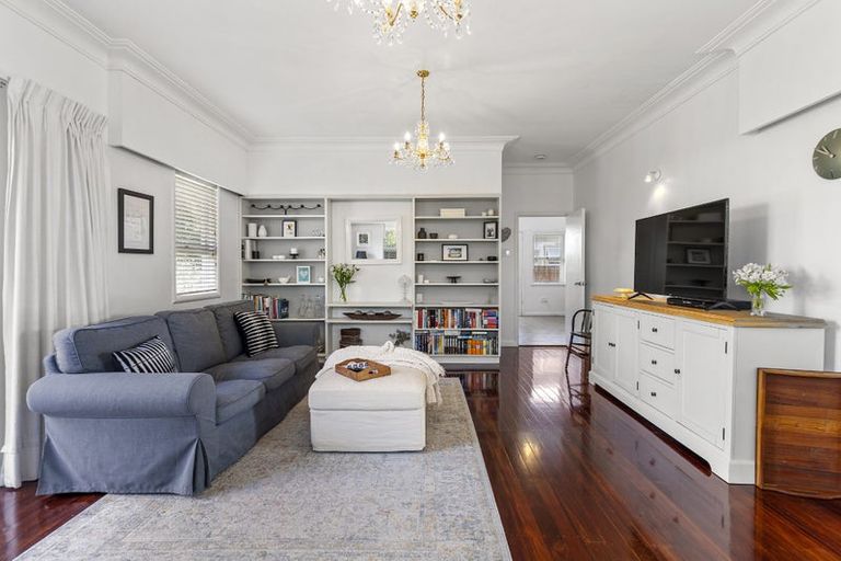 Photo of property in 276c Wairau Road, Glenfield, Auckland, 0627