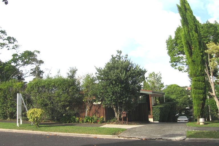 Photo of property in 16 Mappin Place, Chatswood, Auckland, 0626