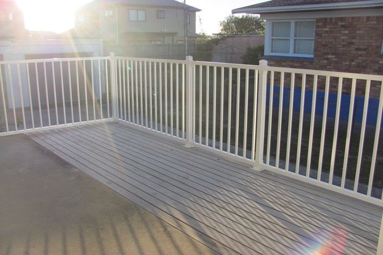 Photo of property in 2/124 Te Atatu Road, Te Atatu South, Auckland, 0610