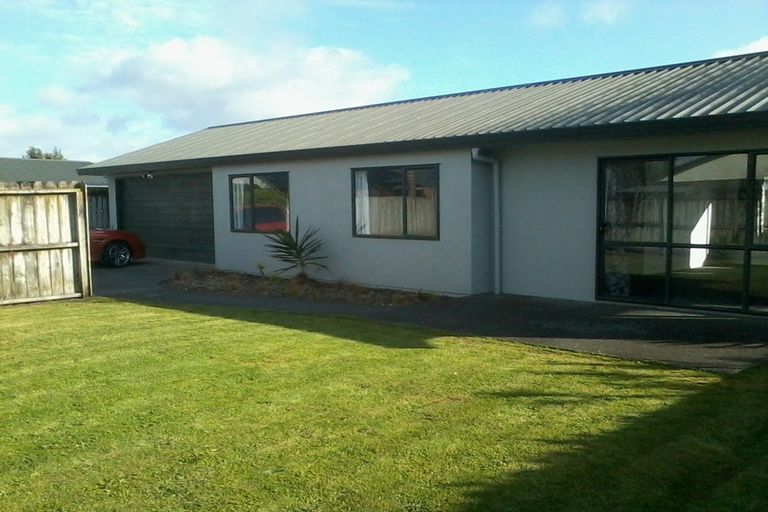 Photo of property in 12 O'sullivan Place, Waiuku, 2123