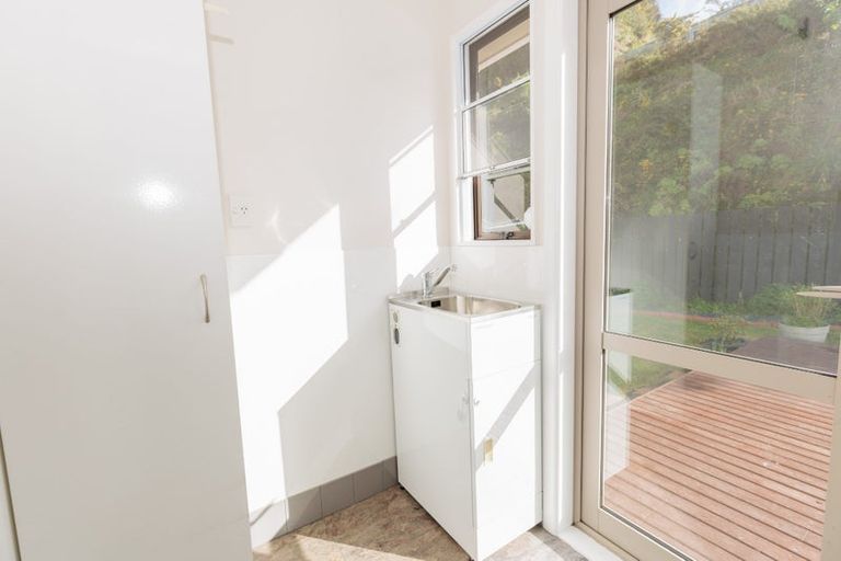 Photo of property in 15 Somes Crescent, Newlands, Wellington, 6037