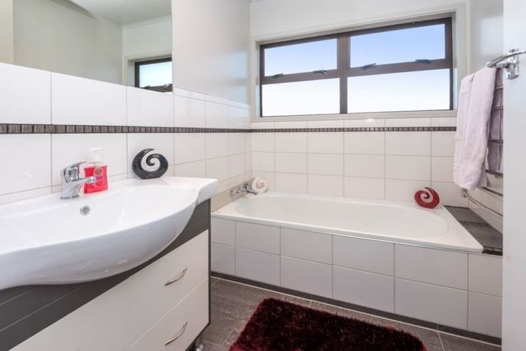 Photo of property in 3 Clendon Place, Manurewa, Auckland, 2102