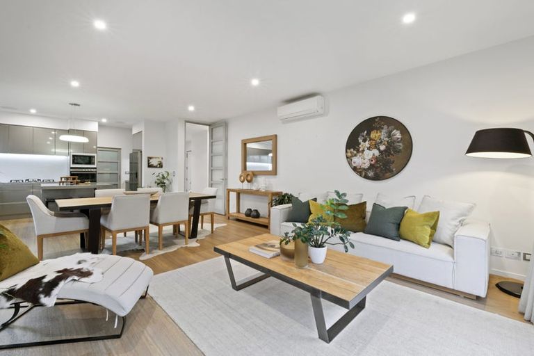 Photo of property in 136 East Coast Road, Forrest Hill, Auckland, 0620