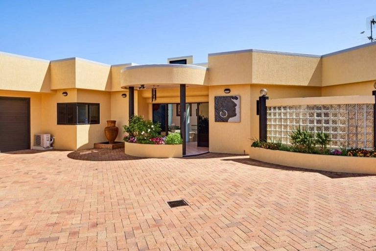 Photo of property in 15 Countess Close, Maupuia, Wellington, 6022