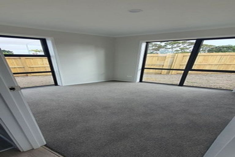 Photo of property in 33 Red Hills Road, Massey, Auckland, 0614