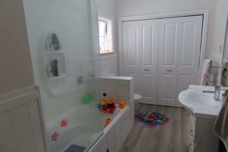 Photo of property in 43 Saint Ronans Avenue, Waterloo, Lower Hutt, 5011